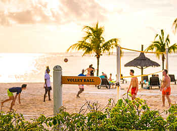 Victoria Beachcomber Resort and Spa: Beachvolleyball Victoria Beachcomber Resort and Spa: Beachvolleyball