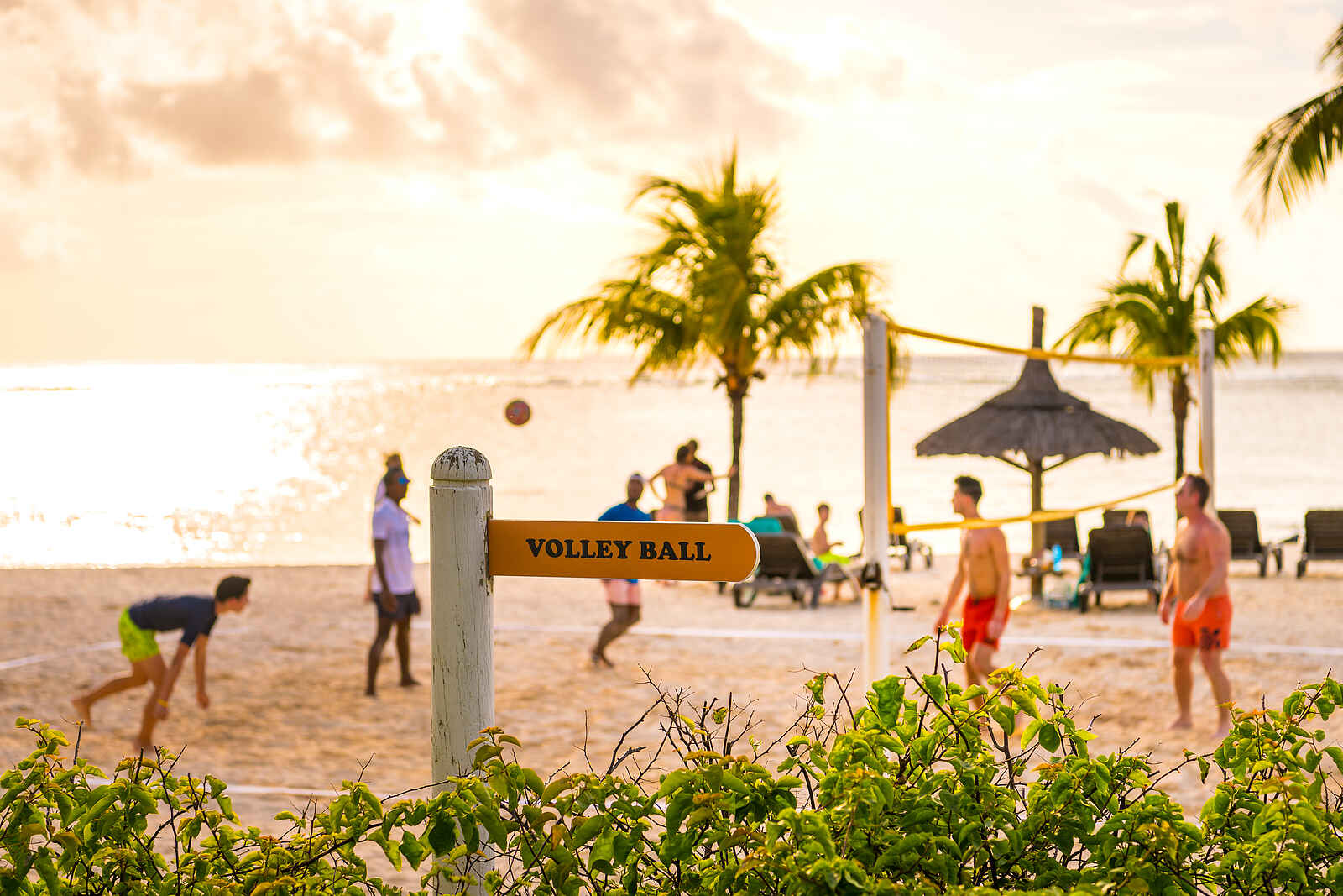 Victoria Beachcomber Resort and Spa: Beachvolleyball Victoria Beachcomber Resort and Spa: Beachvolleyball