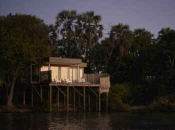 Victoria Falls River Lodge - Island Treehouse Suites: Eine Treehouse Suite am Abend Victoria Falls River Lodge - Island Treehouse Suites: Eine Treehouse Suite am Abend