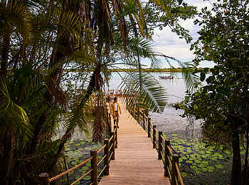 Xugana Island Lodge: Steg zum Fire Deck