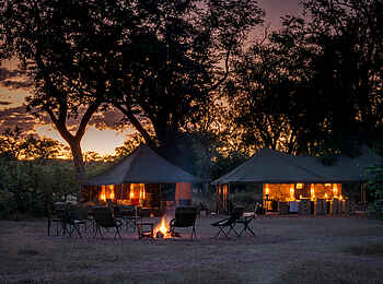 Hwange Bush Camp: Feuer vor den Hauptzelten