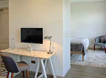 Latitude 0: Suite - Schreibtisch Latitude 0: Suite - Schreibtisch