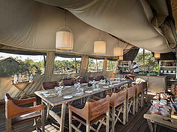 Linyanti Expeditions: Esstisch Linyanti Expeditions: Esstisch