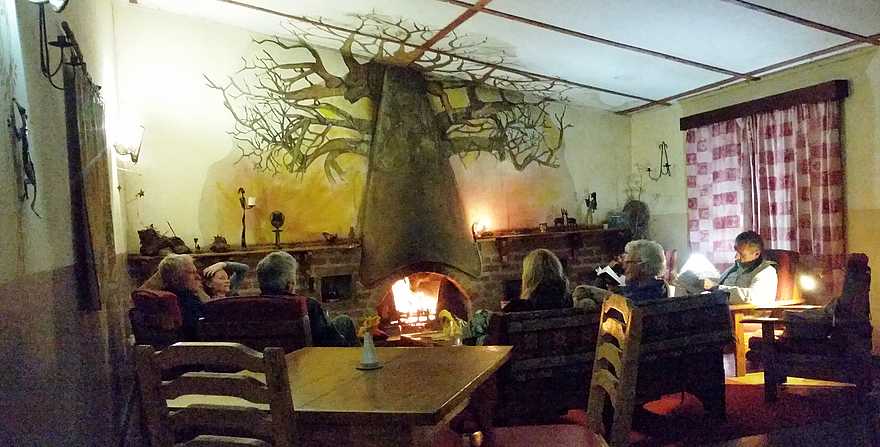 Luwawa Forest Lodge: Gäste am Kamin in der Baobab Lounge Luwawa Forest Lodge: Gäste am Kamin in der Baobab Lounge