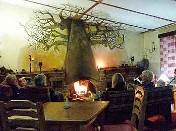 Luwawa Forest Lodge: Gäste am Kamin in der Baobab Lounge Luwawa Forest Lodge: Gäste am Kamin in der Baobab Lounge