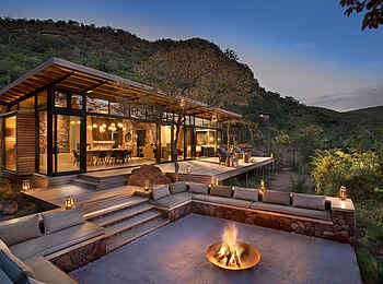 Marataba Mountain Lodge: Essbereich und Boma am Abend Marataba Mountain Lodge: Essbereich und Boma am Abend