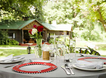 Mt. Meru Game Lodge: Esstisch auf der Außenterrasse