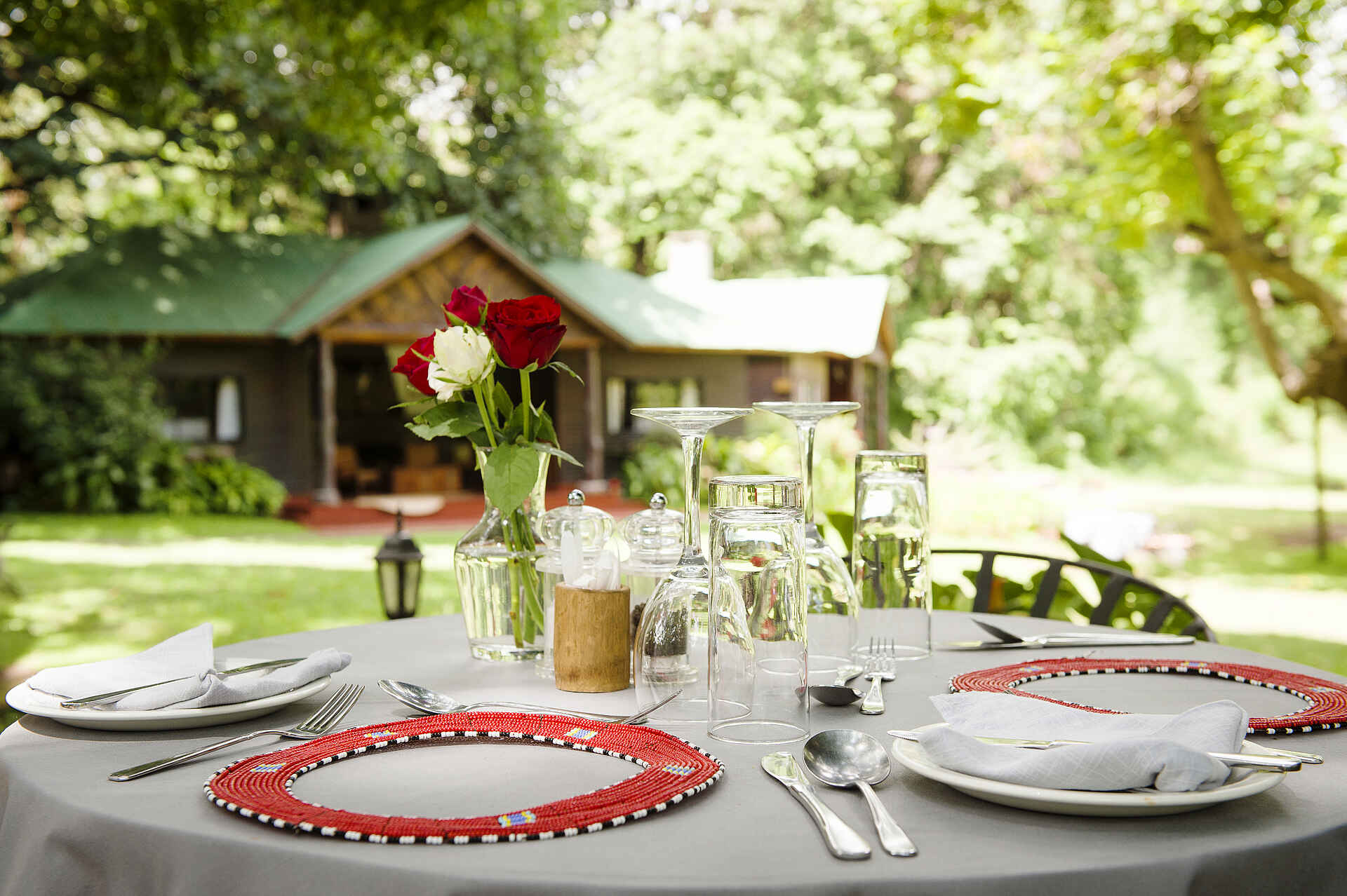 Mt. Meru Game Lodge: Esstisch auf der Außenterrasse