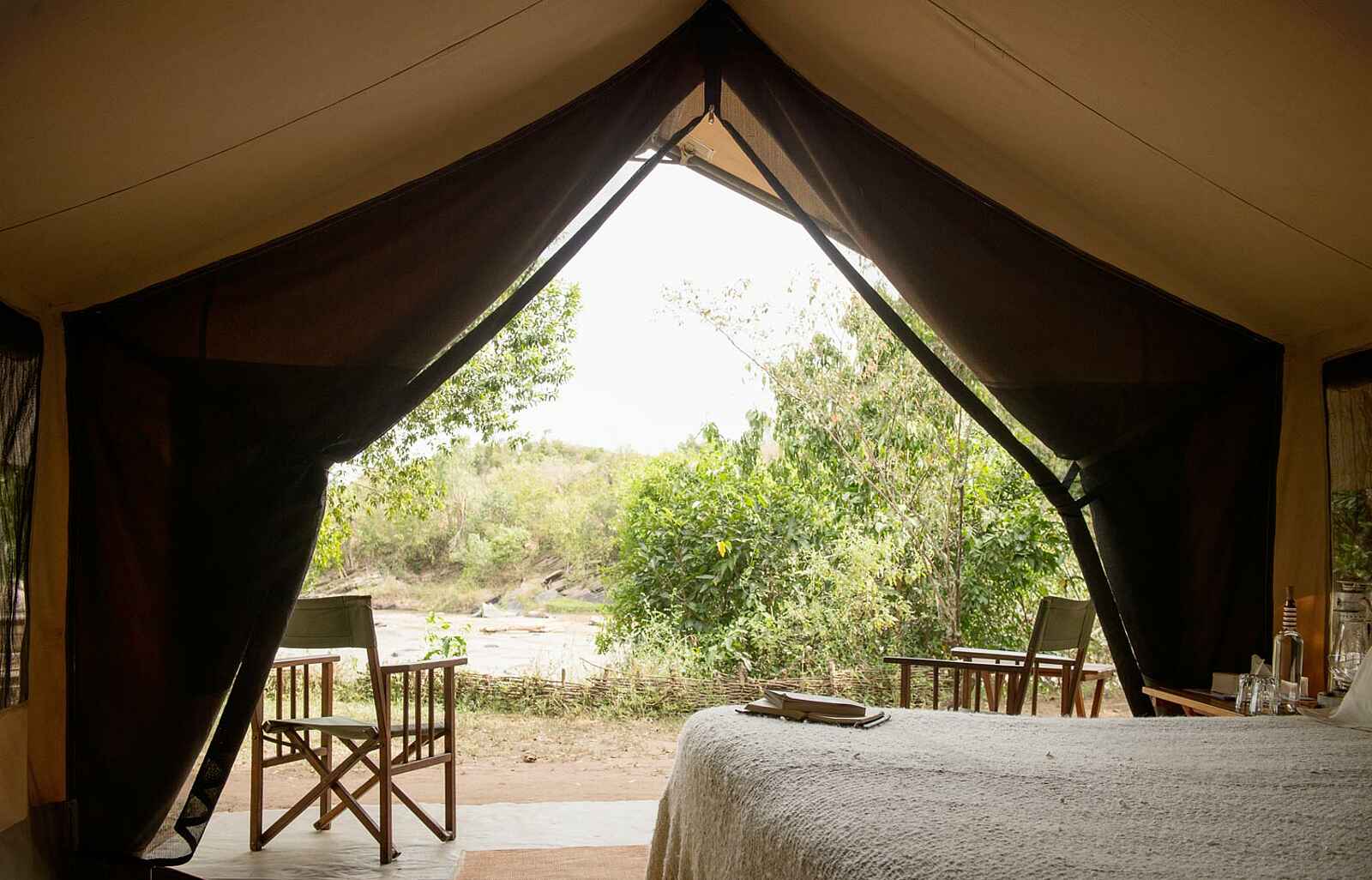 Serian Nkorombo: Interieur eines Gästezeltes Serian Nkorombo: Interieur eines Gästezeltes