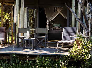 Simbavati River Lodge: Private Terrasse mit Stühlen