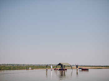 Tusk and Mane Safaris: Lunchzelt im seichten Wasser Tusk and Mane Safaris: Lunchzelt im seichten Wasser