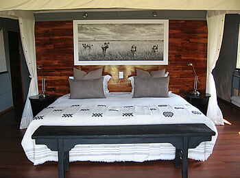 Chitabe Lediba: Frontaler Blick auf ein Doppelbett mit Gemälde