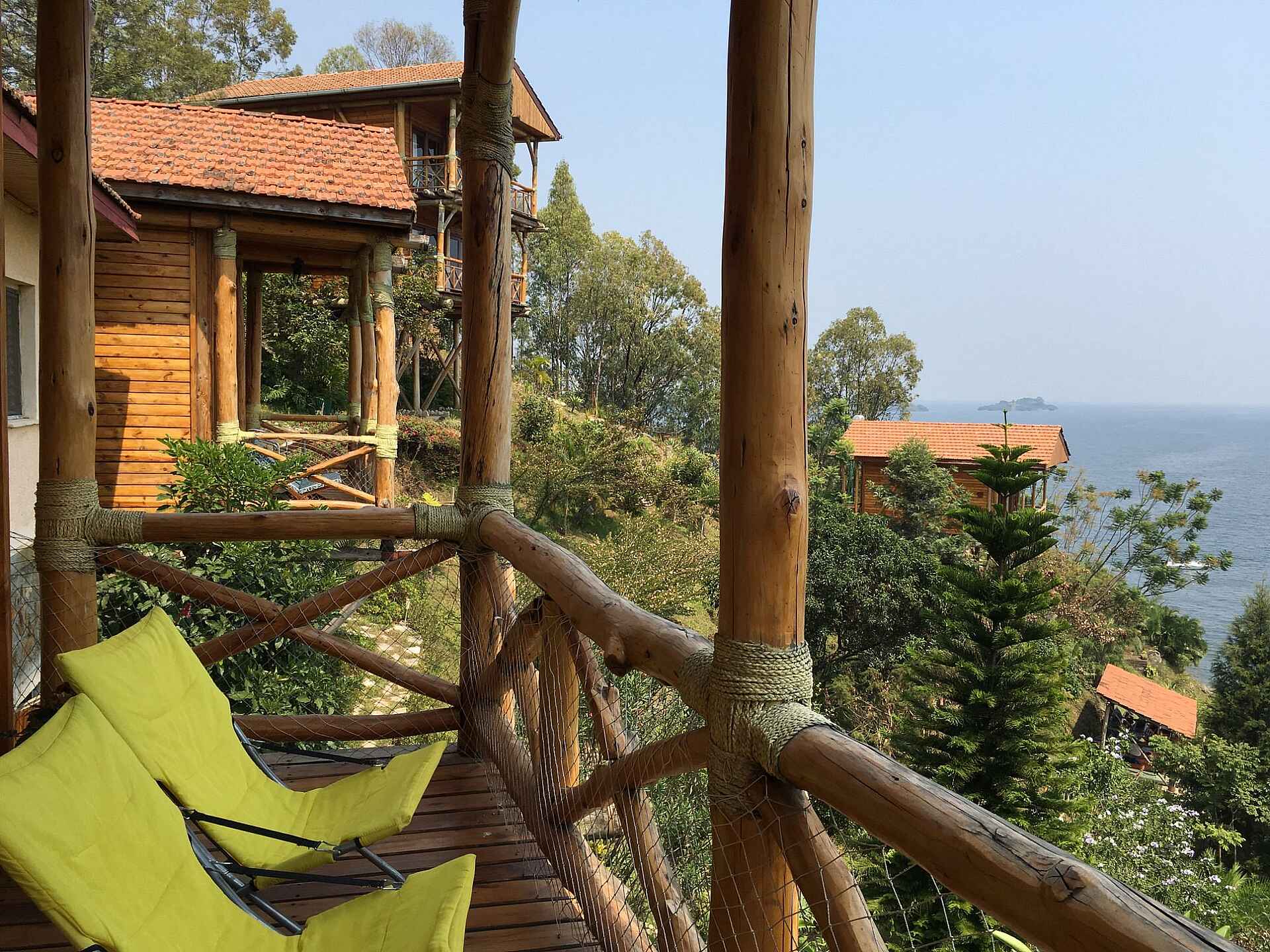 Cormoran Lodge: Blick von Balkon auf weitere Chalets