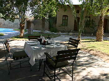 Fort Sesfontein: Nehmen Sie Ihre Mahlzeiten im schattigen Innenhof ein