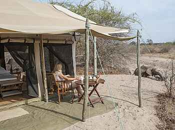 Kigelia Camp: Blick ins trockene Bett des Ifuguro River Kigelia Camp: Blick ins trockene Bett des Ifuguro River