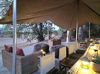 Luambe Horizons Camp: Die Lounge an der Bar
