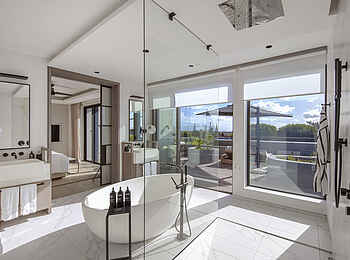 LUX Grand Baie: Das Hauptbadezimmer im Pool Penthouse LUX Grand Baie: Das Hauptbadezimmer im Pool Penthouse