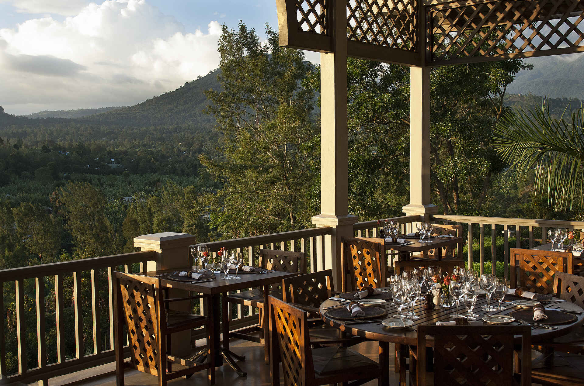 Machweo Wellness Retreat: Terrasse des Restaurants machweo wellness retreat, arusha, arusha nationalpark, axel janssens, janssens, restaurant, terrasse, afrikarma, afrikarma safaris, afrikarma safaris - wildnis. hautnah., afrikarma.de
