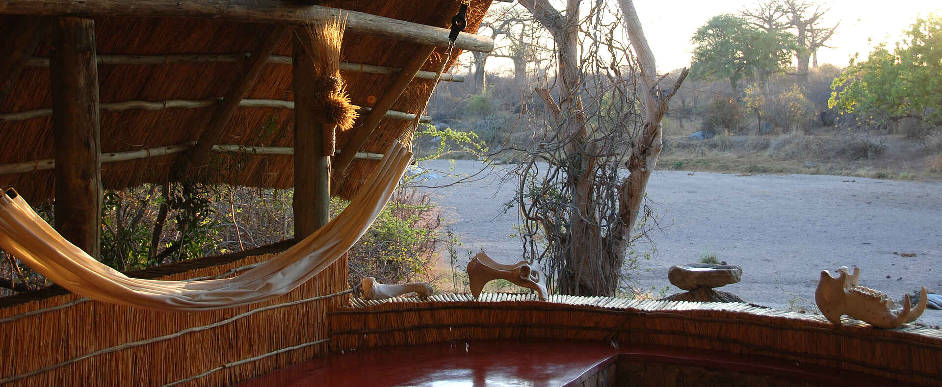 Mwagusi Safari Camp, Ruaha National Park, Ruaha River, Südliches Tansania, Flussbett, Mwagusi River, Terrasse, Afrikarma, Afrikarma Safaris, Afrikarma Safaris - Wildnis. Hautnah., Afrikarma.de