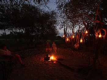 Sango Safari Camp: Boma am Abend