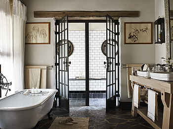 Singita Castleton: Badezimmer mit Badewanne und Waschtisch Singita Castleton: Badezimmer mit Badewanne und Waschtisch