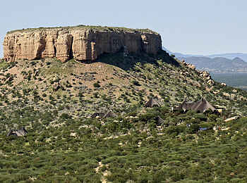 Vingerklip Lodge: Gesamtansicht der Lodge am Fuße des Tafelberges