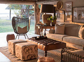 Chikwenya Camp: Sofa in der Lounge