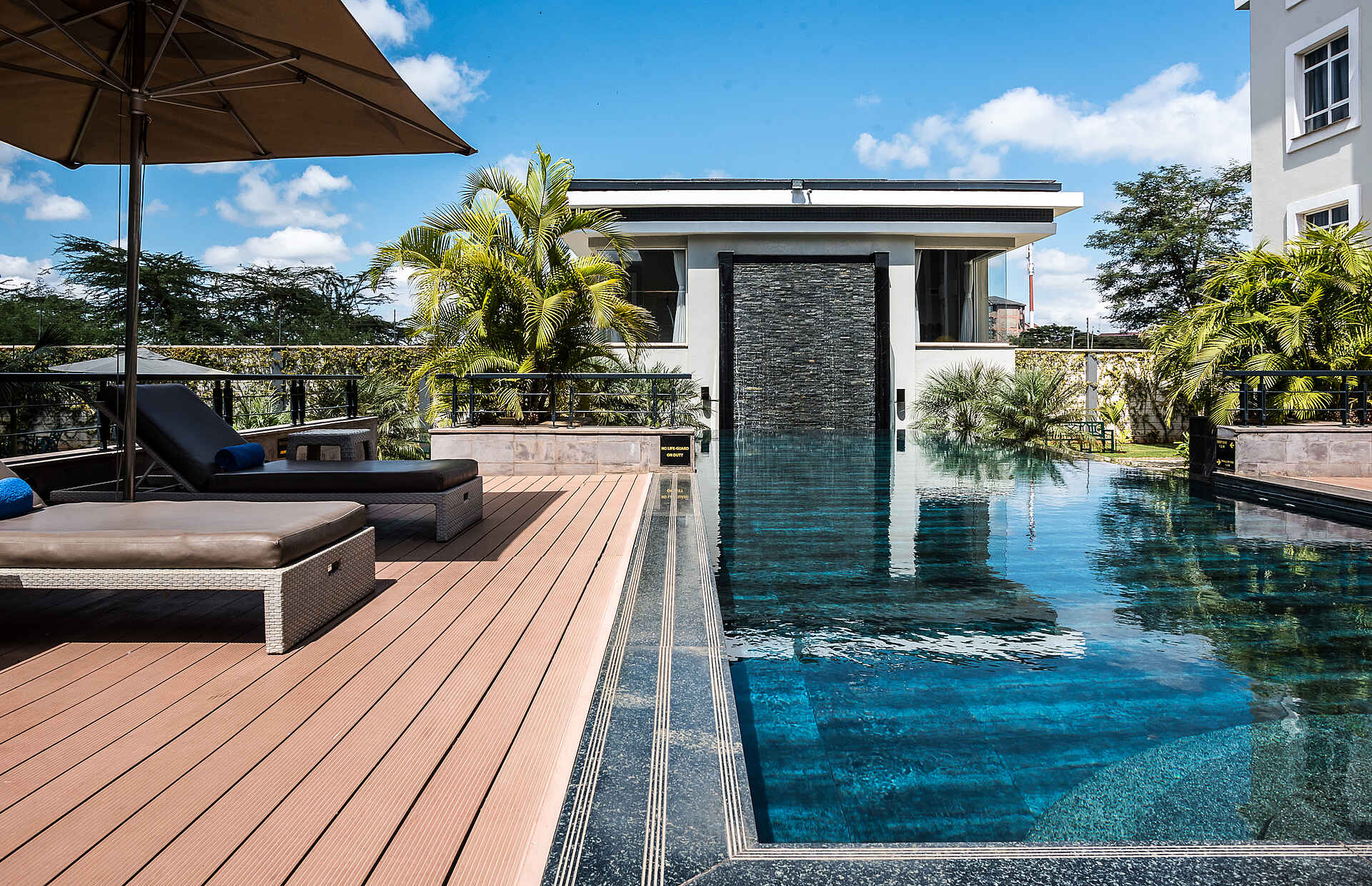 Eka Hotel: Pool mit Sonnendeck und Liegen