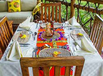 Ichumbi Gorilla Lodge: Esstisch