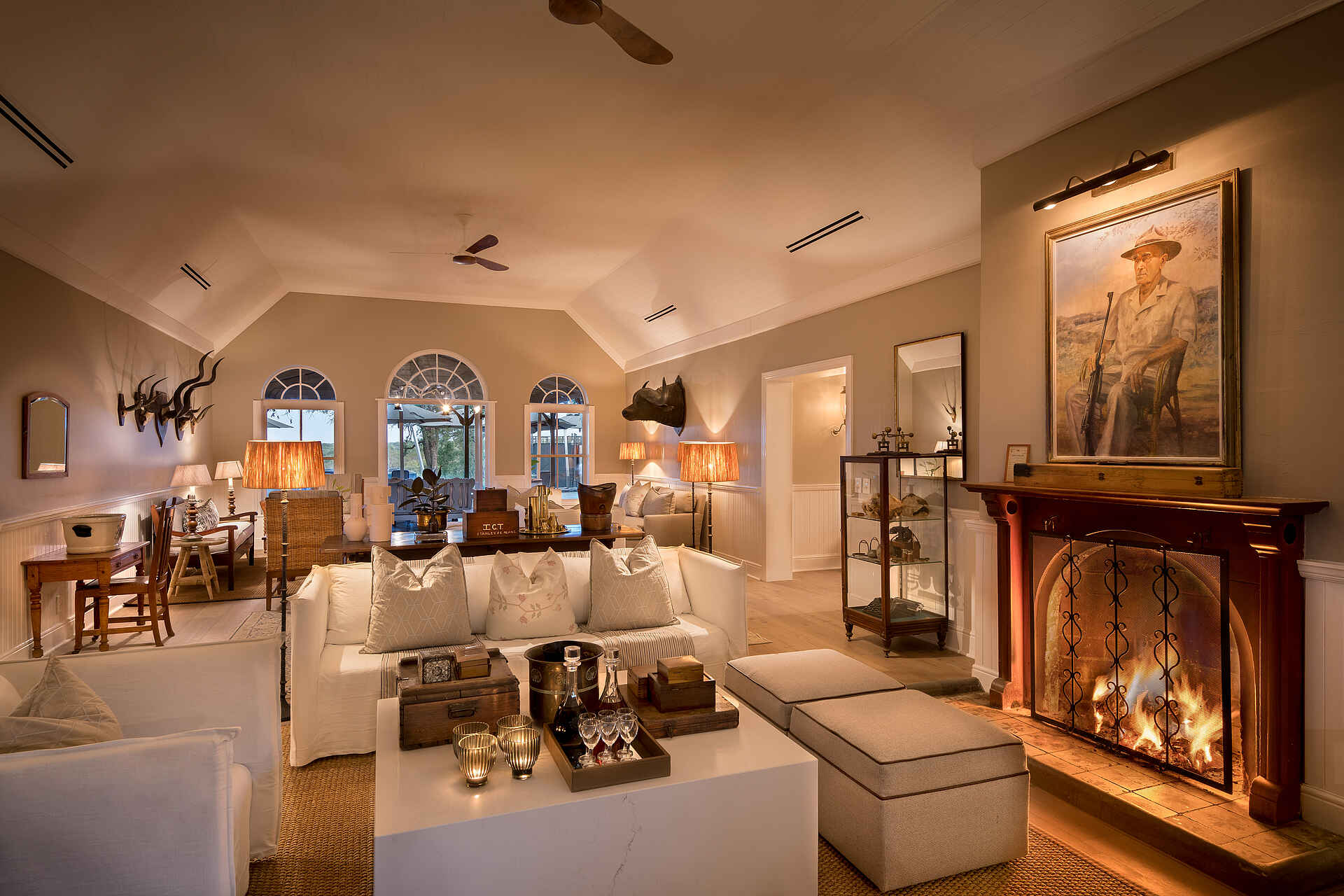 Kirkman's Kamp Lodge: Lounge mit Kamin