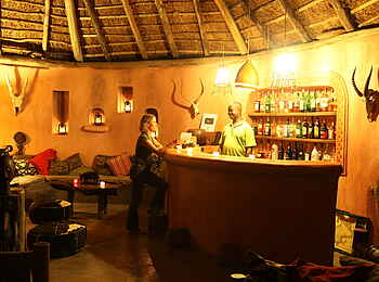 Mihingo Lodge: Hauptgebäude Bar Mihingo Lodge: Hauptgebäude Bar