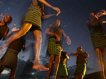 Apoka Safari Lodge: Tanzende Karamojong