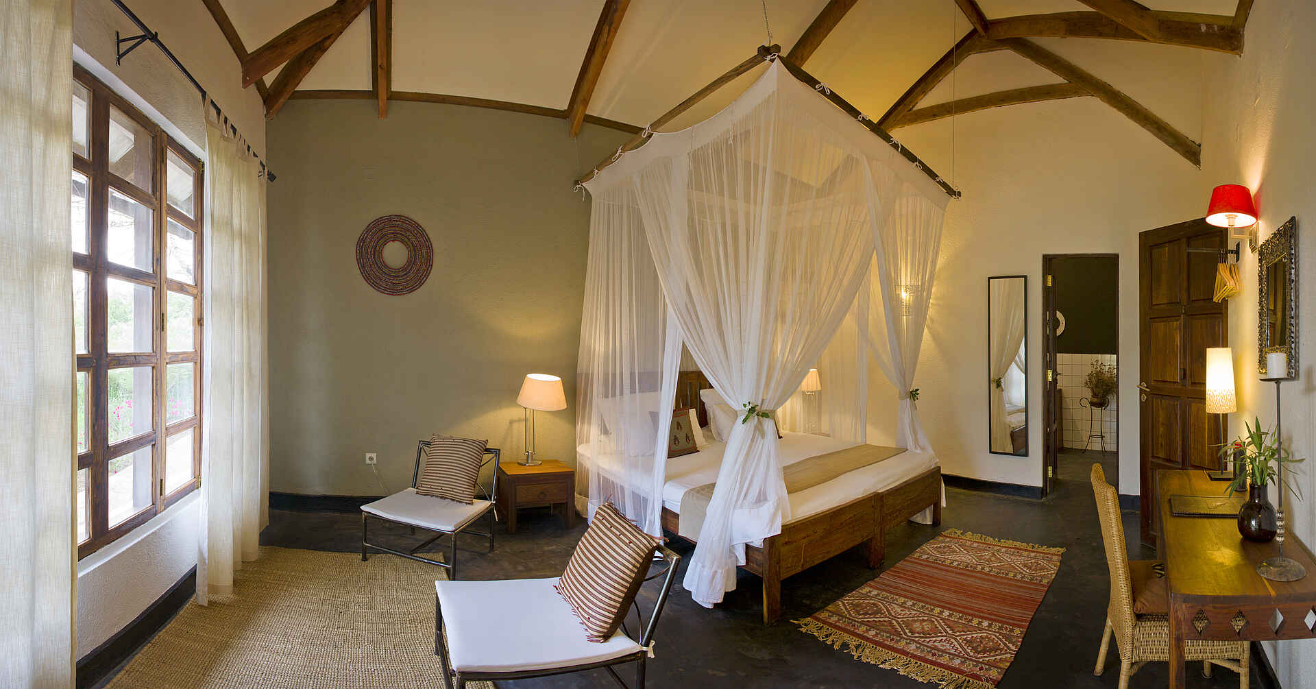 Bashay Rift Lodge, Karatu, Ngorongoro Conservation Area, Tanganyika Expeditions, Doppelbett, Gästezimmer, Moskitonetz, Afrikarma, Afrikarma Safaris, Afrikarma Safaris - Wildnis. Hautnah., Afrikarma.de