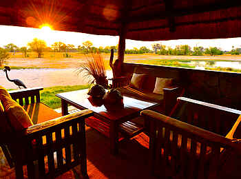 Bomani Tented Lodge: Lounge mit Blick auf das Wasserloch