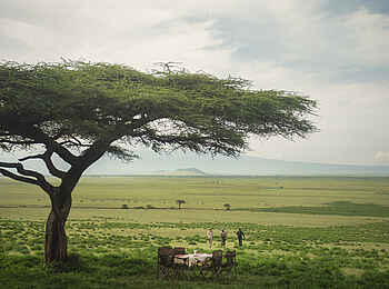 Charlie Sanjan Safari Camp: Buschfrühstück unter Akazienbaum