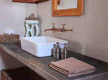 Chobe Elephant Camp: Waschtisch mit Spiegel Chobe Elephant Camp: Waschtisch mit Spiegel