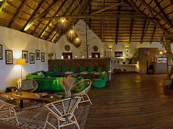 Grumeti Hills Camp: Blick durch die Lounge zur Bar