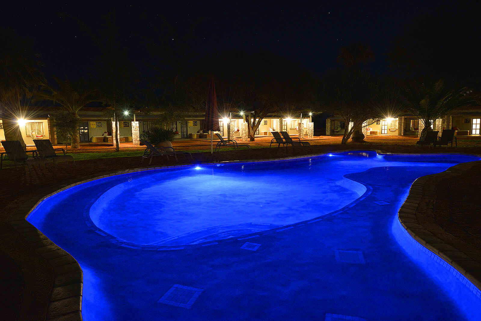 Kalahari Anib Lodge: Pool bei Nacht Kalahari Anib Lodge: Pool bei Nacht