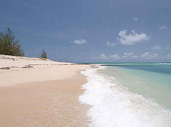 Kinasi Lodge: Einsamer Sandstrand Kinasi Lodge: Einsamer Sandstrand