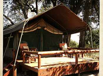 Kujwana Camp: Gästezelt von außen