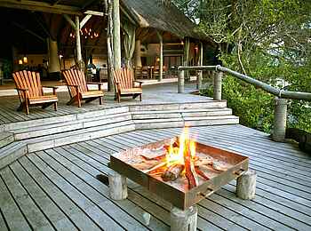 Lianshulu Lodge: Feuerplatz und Deck Lianshulu Lodge: Feuerplatz und Deck
