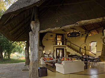 Luangwa Safari House: Offene Lounge Luangwa Safari House: Offene Lounge