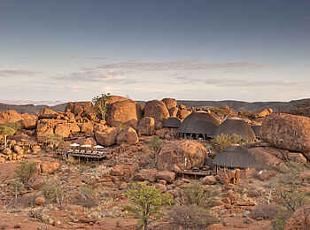 Mowani Mountain Camp: Luftbild im Abendlicht