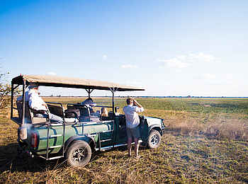 Mukambi Fig Tree Bush Camp: Ein Geländewagen bei einem Game Drive