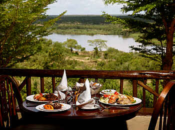 Paraa Safari Lodge: Dinner am Nil Paraa Safari Lodge: Dinner am Nil