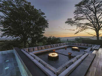 Serengeti Explorer: Die Feuerstelle mit Lounge Serengeti Explorer: Die Feuerstelle mit Lounge