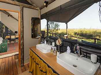 Shinde Footsteps: Bad im Familienzelt Shinde Footsteps: Bad im Familienzelt