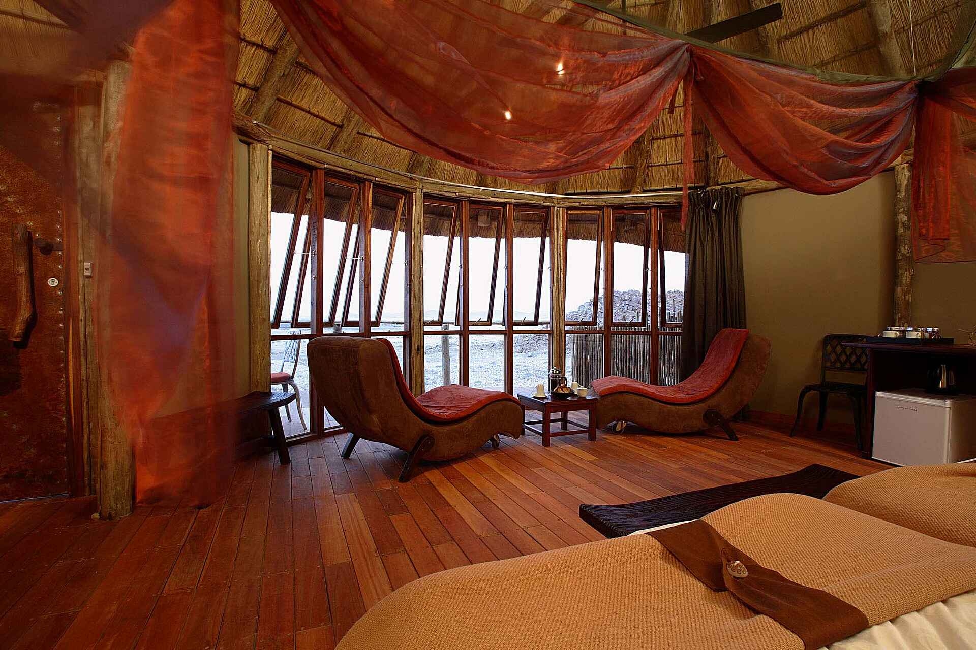 Dünen, Namib Naukluft Park, Namibia Wildlife Resorts, NWR, Sossus Dune Lodge, Sossusvlei, Doppelbett, Gästechalet, Liege, Panoramafenster, Afrikarma, Afrikarma Safaris, Afrikarma.de