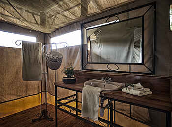 Tarangire River Camp: Seitenansicht des Badezimmers Tarangire River Camp: Seitenansicht des Badezimmers