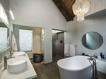 Ulusaba Rock Lodge: Master Suite Bad